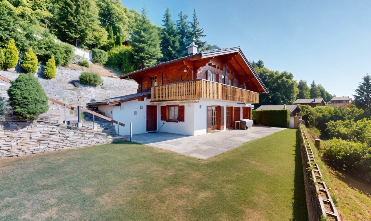 außenansicht mit property visible, terrasse, rasen, zaun, und balkon
