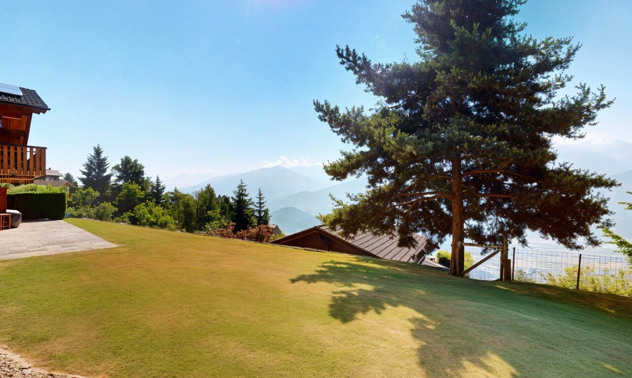 garten mit rasen, day time, terrasse, zaun, und blick auf die berge