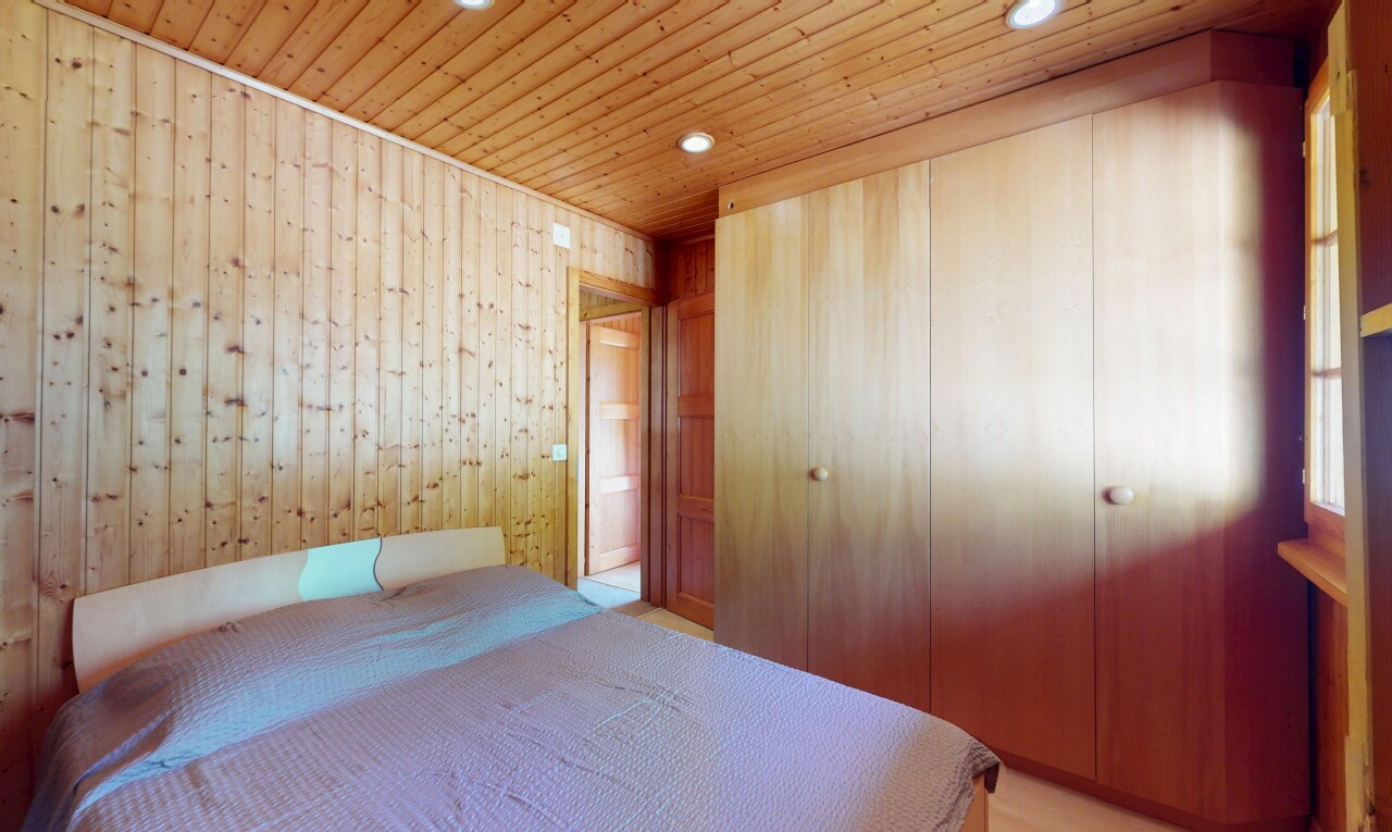 zimmer / schlafzimmer mit inside property, einbauleuchten, recessed lighting, holzdecke, und wood ceiling