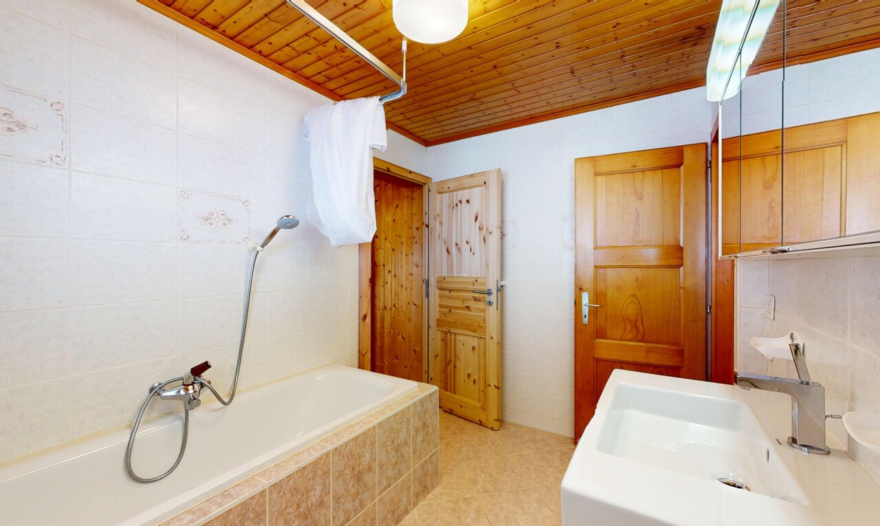 bad mit wood ceiling, holzdecke, inside property, waschbecken, und tile tub