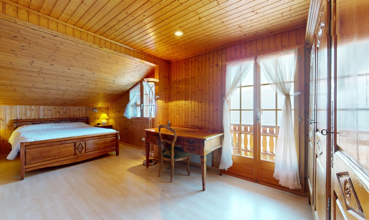 zimmer / schlafzimmer mit holzdecke, wood ceiling, inside property, natürliches licht, und natural light