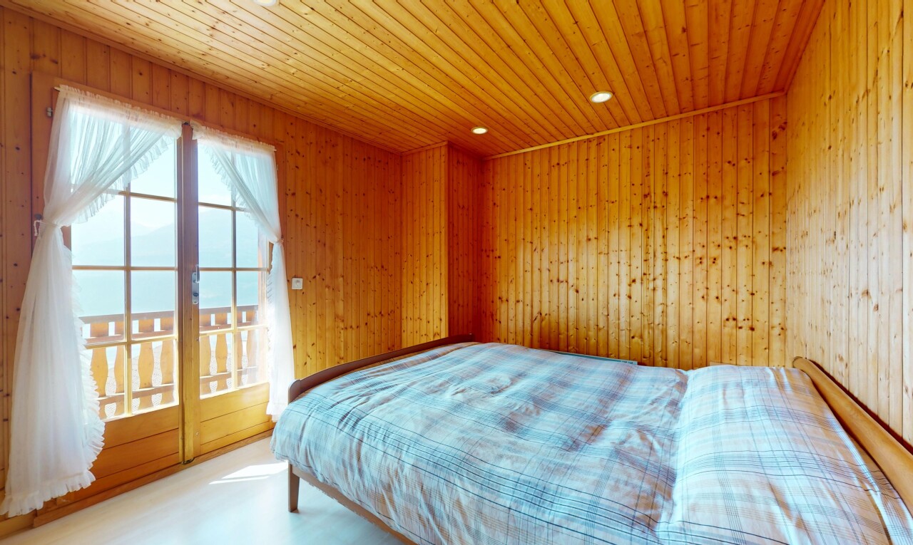 zimmer / schlafzimmer mit holzdecke, wood ceiling, inside property, natürliches licht, und natural light
