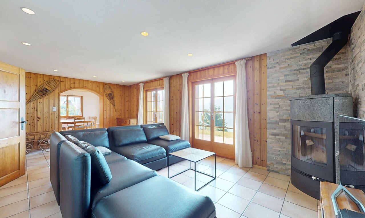 wohnzimmer mit holzwand, wood wall, natürliches licht, natural light, und inside property