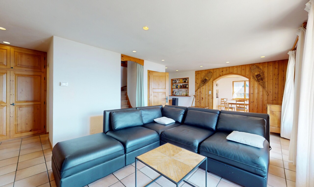 wohnzimmer mit holzwand, wood wall, einbauleuchten, recessed lighting, und inside property