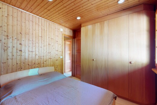 zimmer / schlafzimmer mit inside property, einbauleuchten, recessed lighting, holzdecke, und wood ceiling