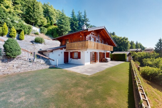 außenansicht mit property visible, terrasse, rasen, zaun, und balkon