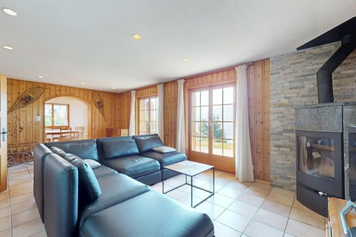wohnzimmer mit holzwand, wood wall, natürliches licht, natural light, und inside property