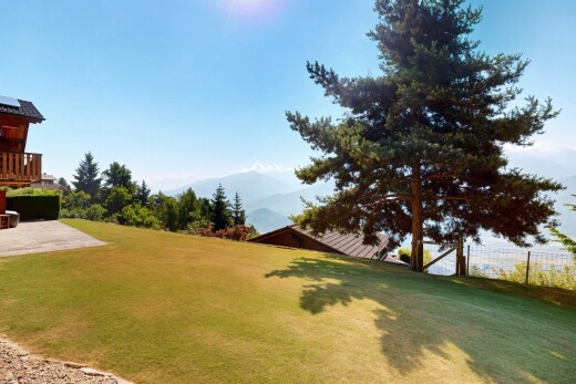 garten mit rasen, day time, terrasse, zaun, und blick auf die berge