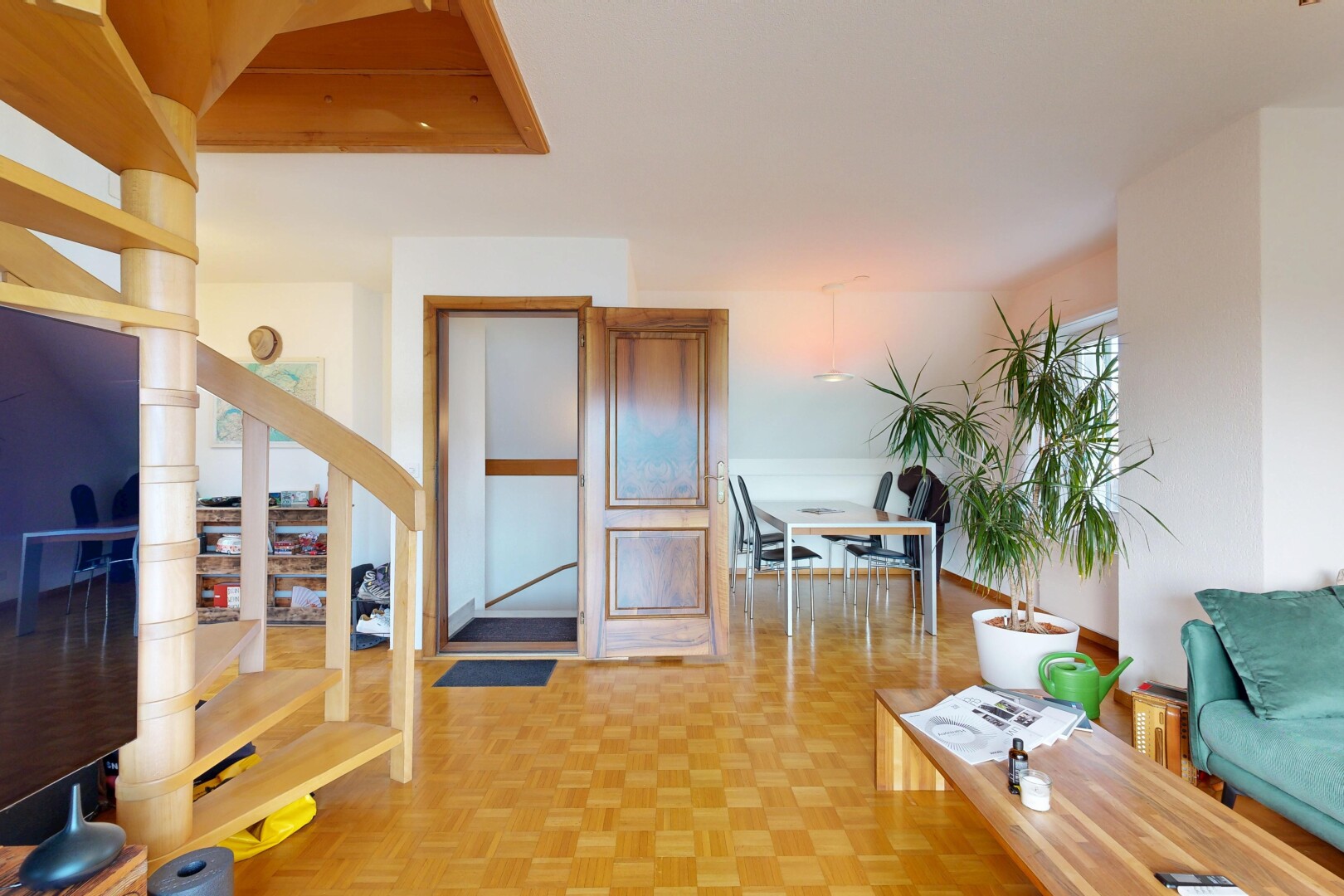 salon / salle à manger avec escaliers, drywall, cloison sèche, inside property, et parquet floor