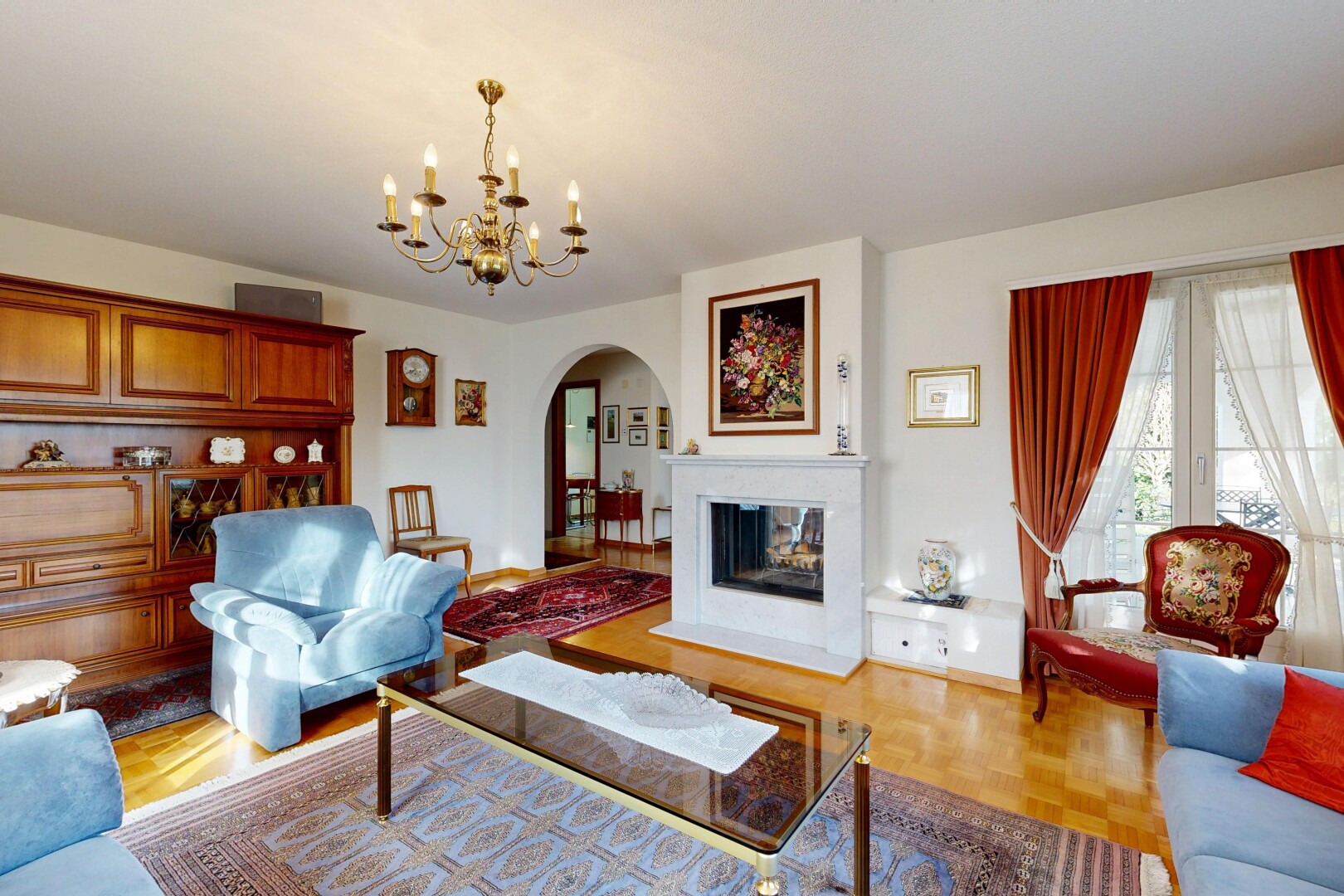 salon avec cheminée, cloison sèche, drywall, lustre remarquable, et inside property