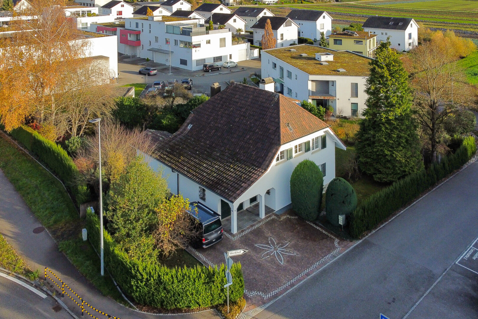 façade avec vue résidentielle, residential view, allée, garage, et drone view