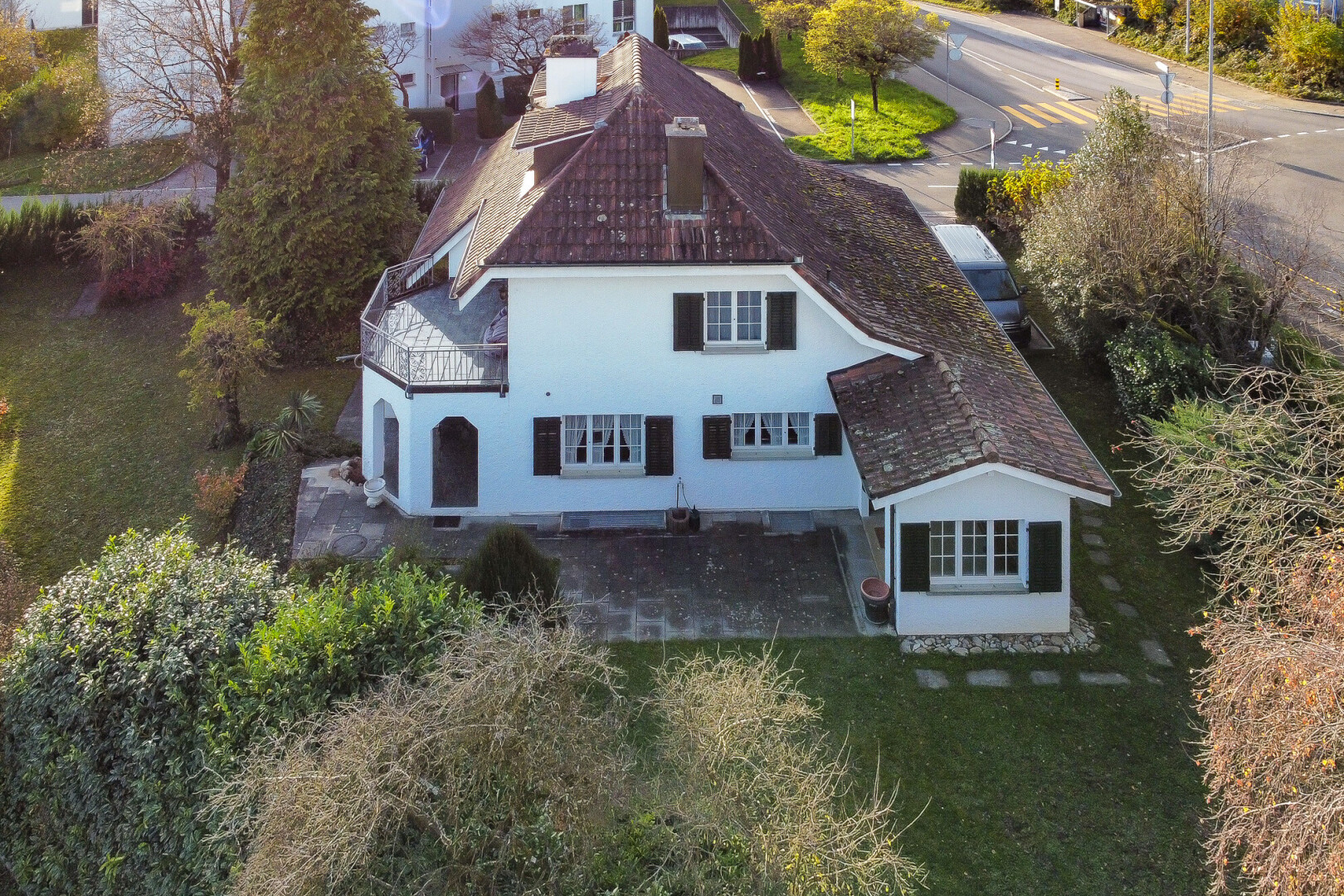 façade avec property visible, terrasse, pelouse, et bardage en stuc