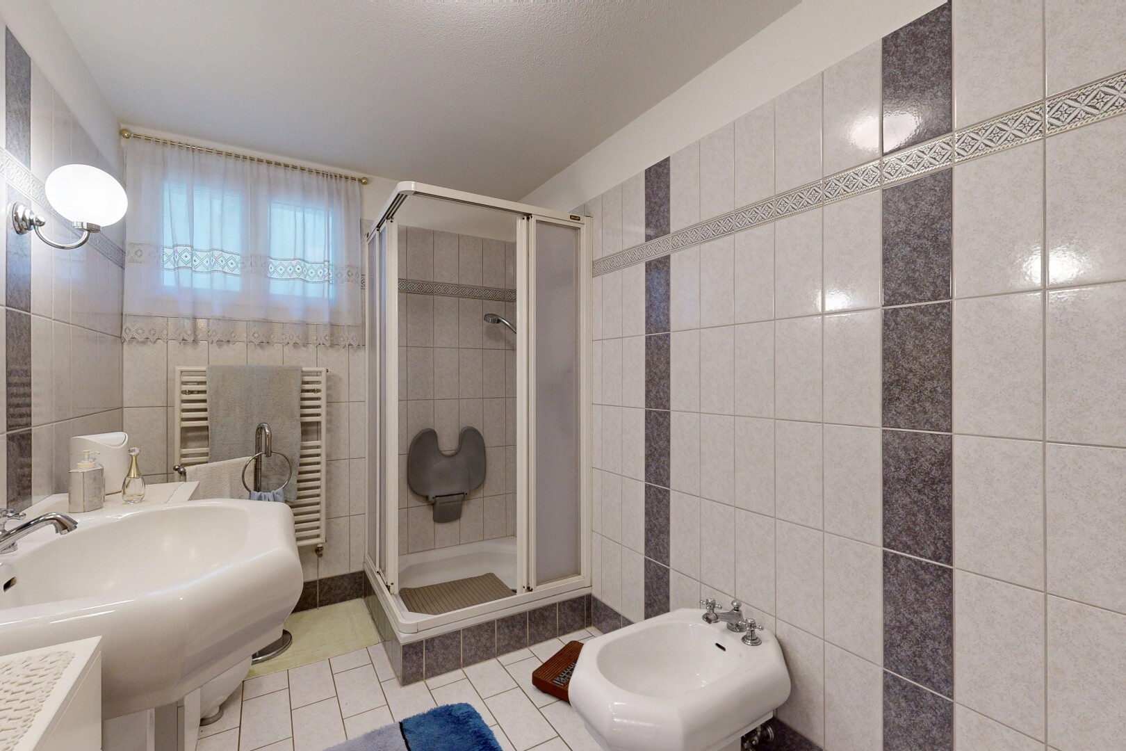 salle de bains avec tile wall, mur en carrelage, tile floor, sol en carrelage, et salle de bain complète