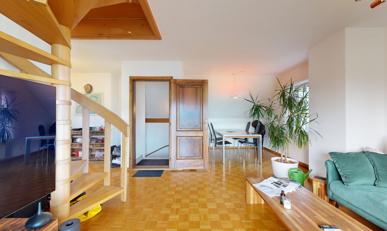 salon / salle à manger avec escaliers, drywall, cloison sèche, inside property, et parquet floor