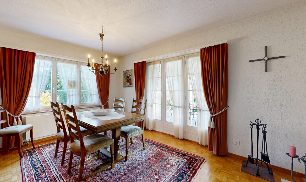 salle à manger avec inside property, lumière naturelle, natural light, lustre remarquable, et parquet floor