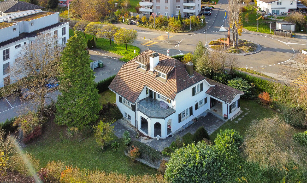 façade avec drone view, terrasse, cheminée, et pelouse