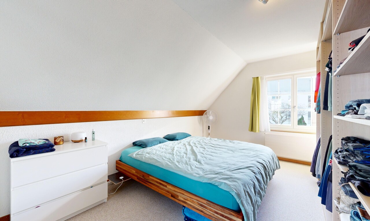chambre avec carpet, moquette, inside property, natural light, et lumière naturelle