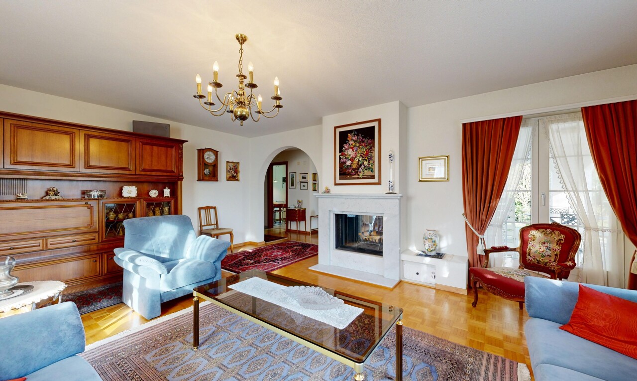 salon avec cheminée, cloison sèche, drywall, lustre remarquable, et inside property
