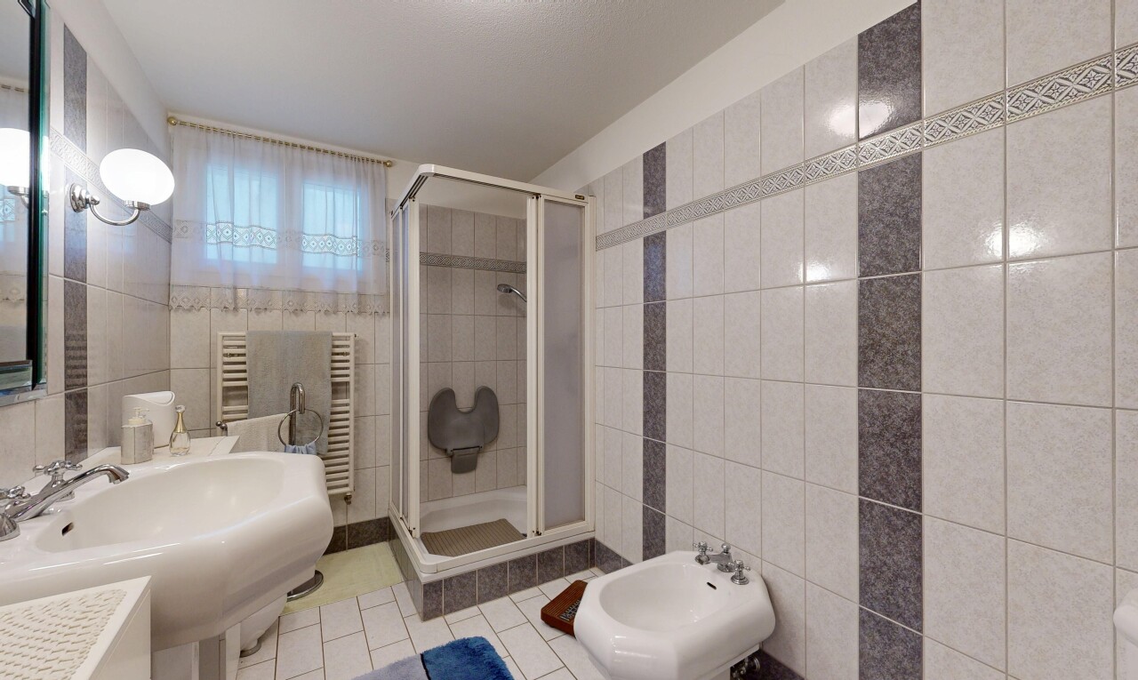 salle de bains avec tile wall, mur en carrelage, tile floor, sol en carrelage, et salle de bain complète