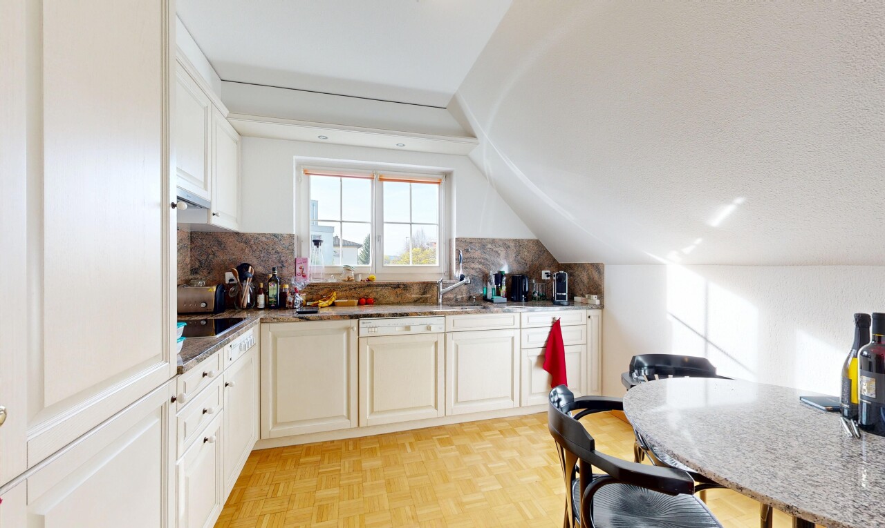 cuisine avec backsplash, dosseret, armoires élevées, natural light, et lumière naturelle