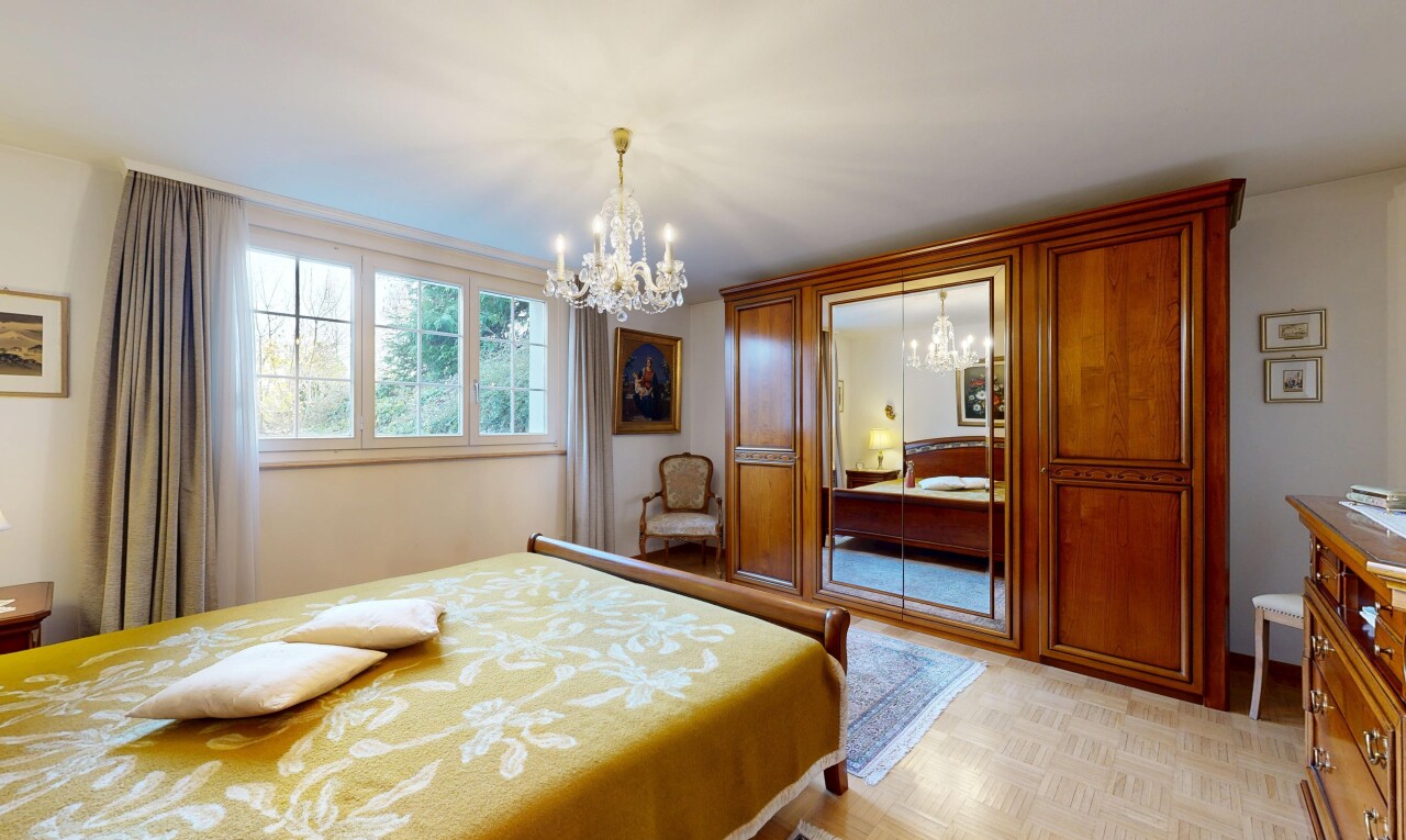 chambre avec lustre remarquable, inside property, drywall, cloison sèche, et natural light