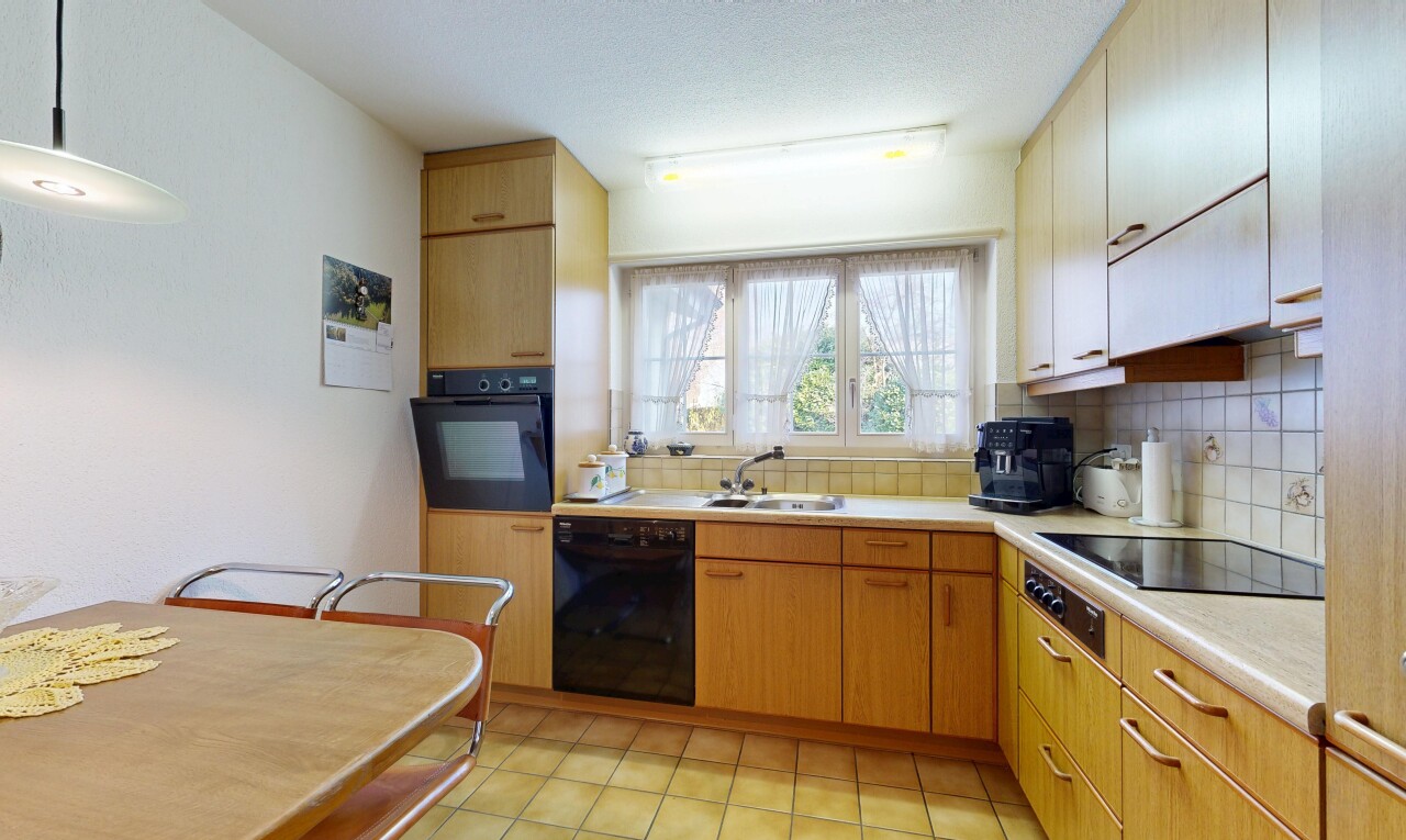 cuisine avec lumière naturelle, natural light, dosseret, backsplash, et plans de travail