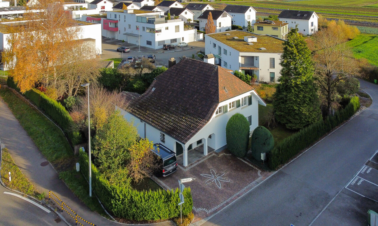 façade avec vue résidentielle, residential view, allée, garage, et drone view