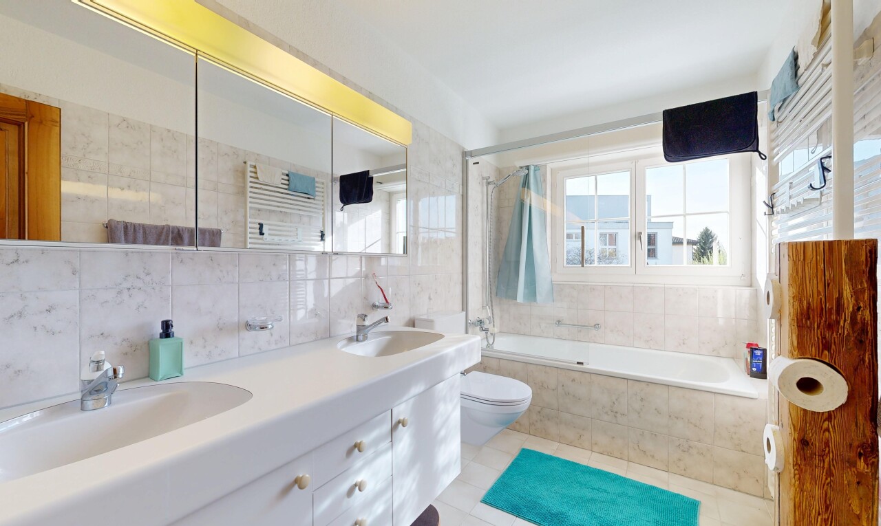 salle de bains avec tile wall, mur en carrelage, toilette, salle de bain complète, et inside property