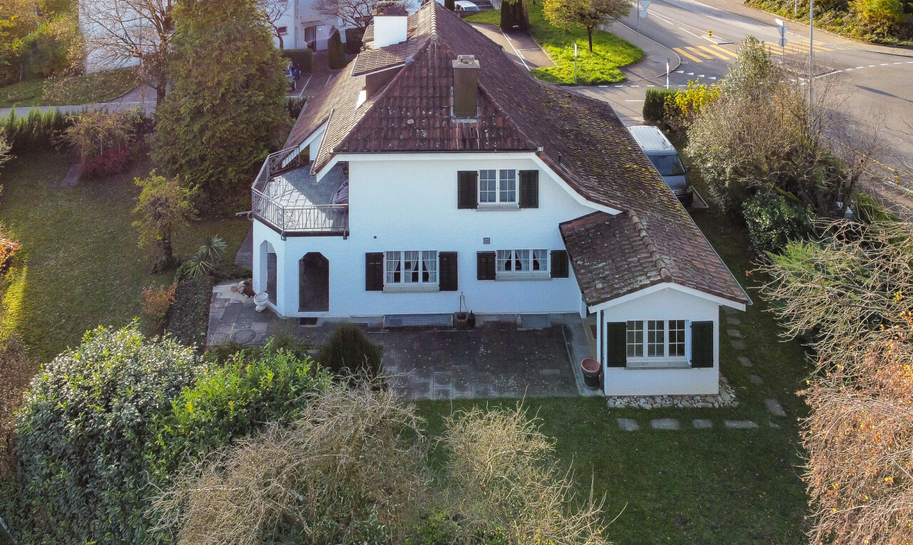 façade avec property visible, terrasse, pelouse, et bardage en stuc