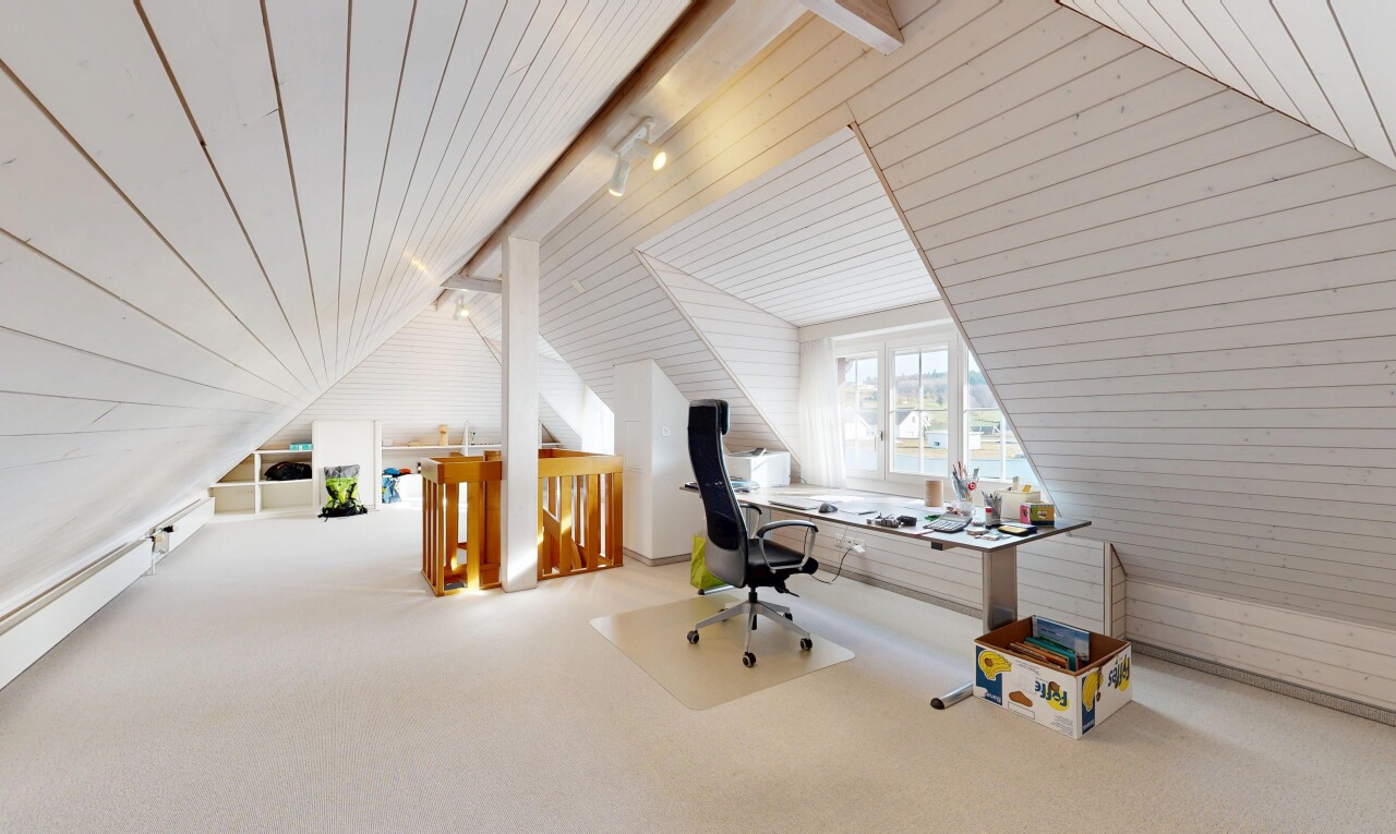 bureau avec beamed ceiling, plafond à poutres, pièce supplémentaire, carpet, et moquette