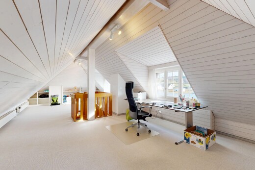bureau avec beamed ceiling, plafond à poutres, pièce supplémentaire, carpet, et moquette