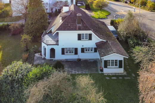 façade avec property visible, terrasse, pelouse, et bardage en stuc