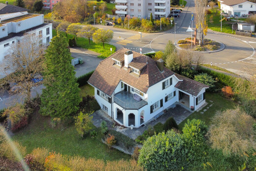 façade avec drone view, terrasse, cheminée, et pelouse