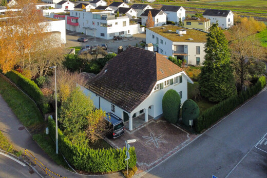 façade avec vue résidentielle, residential view, allée, garage, et drone view