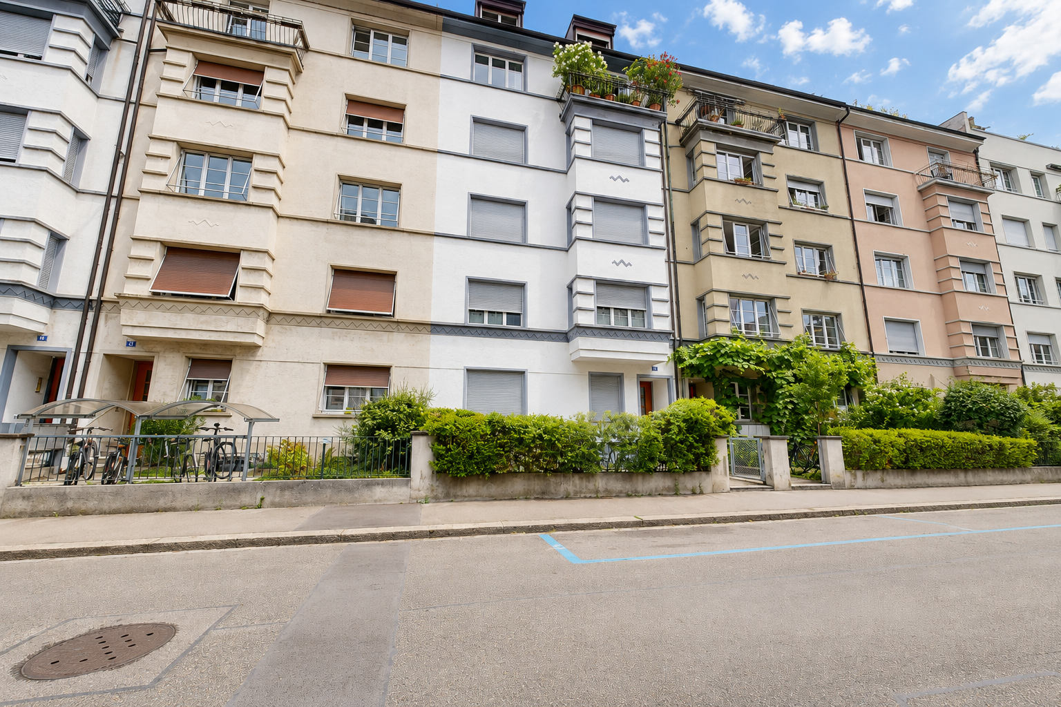 außenansicht mit zaun, day time, blick auf wohnanlage, und apartment complex view