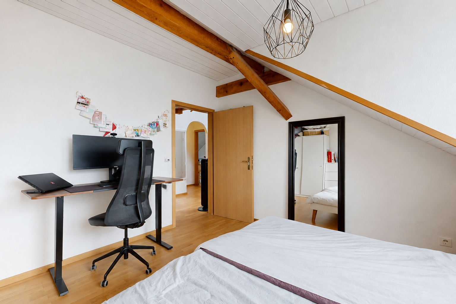 zimmer / schlafzimmer mit light floor, holzfußboden, wood finish floor, gipskartonwand, und drywall