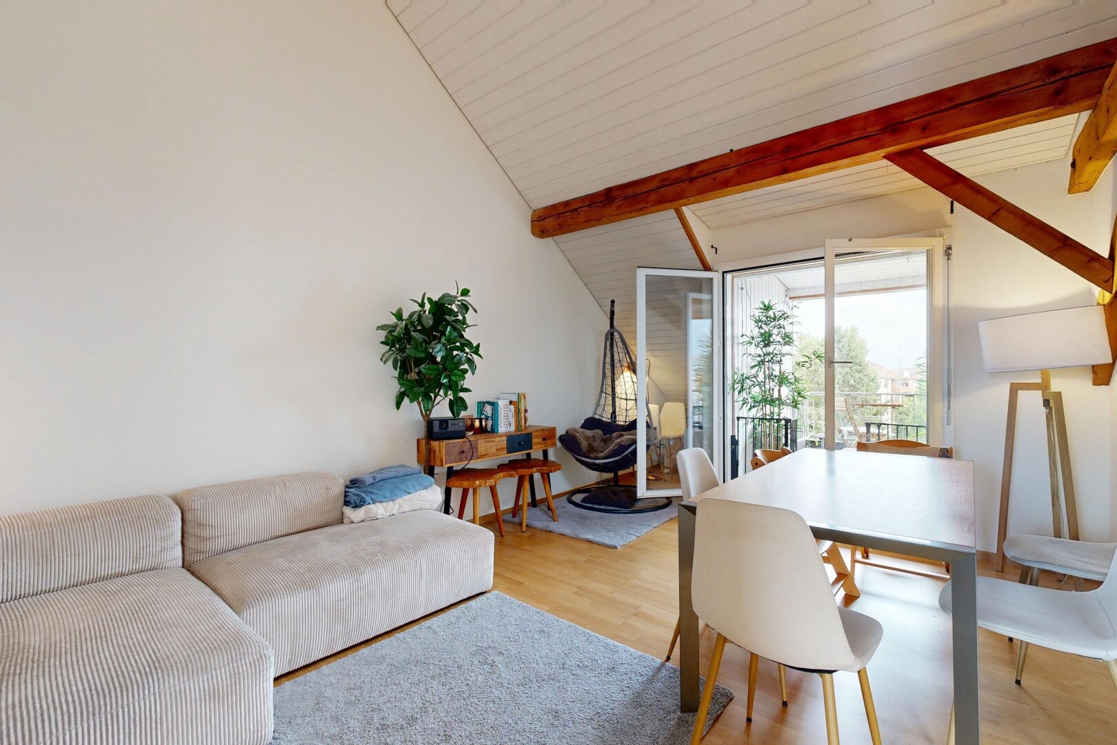 wohn- / esszimmer mit natürliches licht, natural light, holzfußboden, wood finish floor, und gipskartonwand