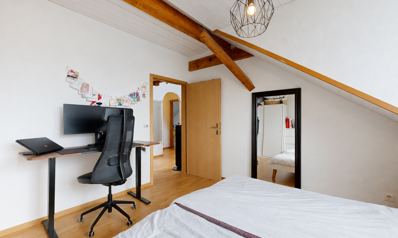 zimmer / schlafzimmer mit light floor, holzfußboden, wood finish floor, gipskartonwand, und drywall