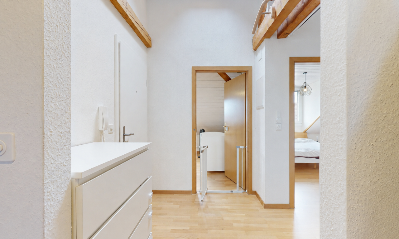 halle / korridor mit holzfußboden, wood finish floor, light floor, strukturierte wand, und textured wall