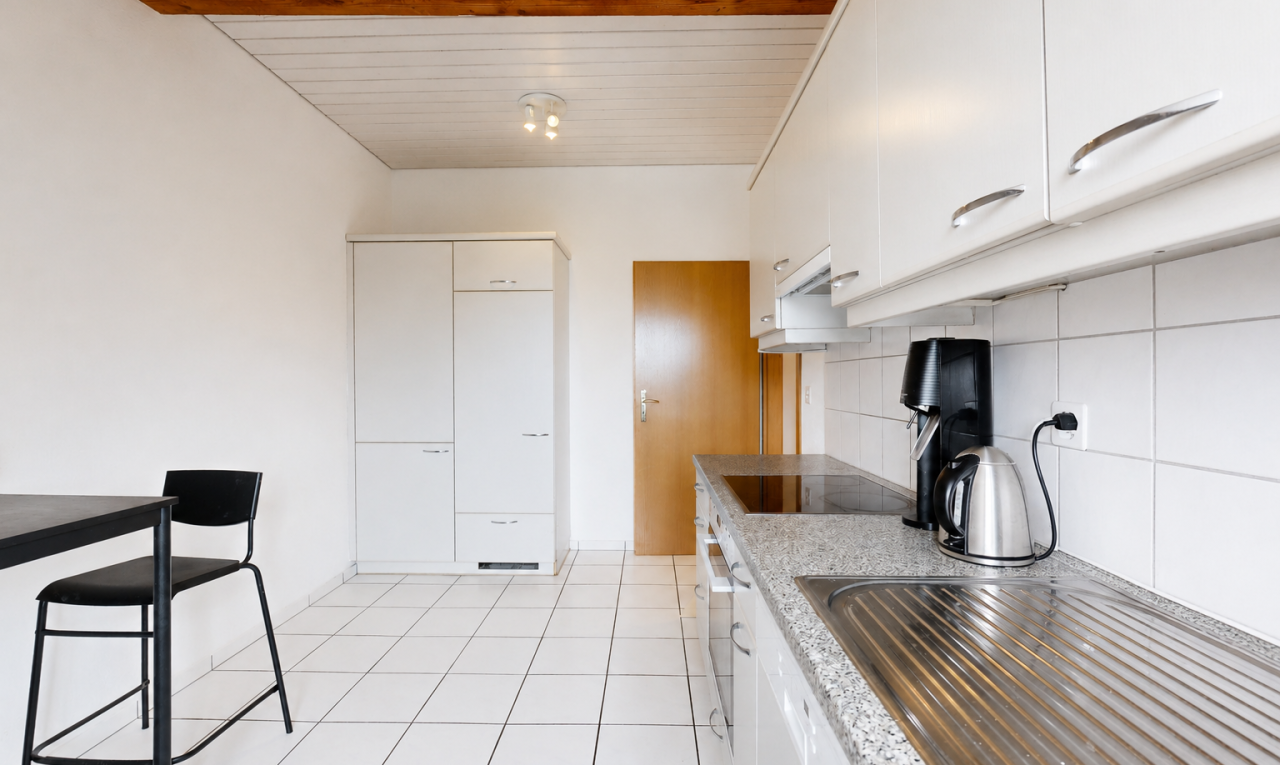 küche mit weiße schränke, white cabinets, küchenrückwand beim herd, küchenrückwand beim Herd, und light countertops