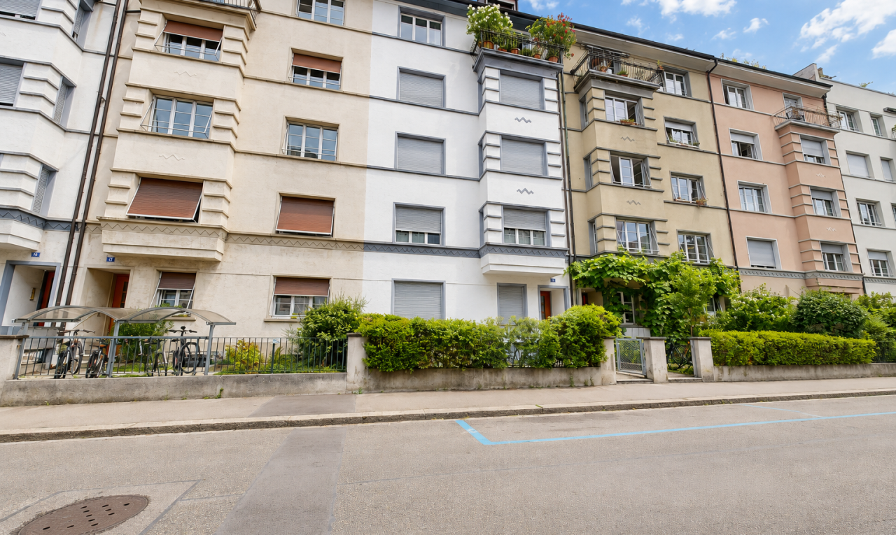 außenansicht mit zaun, day time, blick auf wohnanlage, und apartment complex view