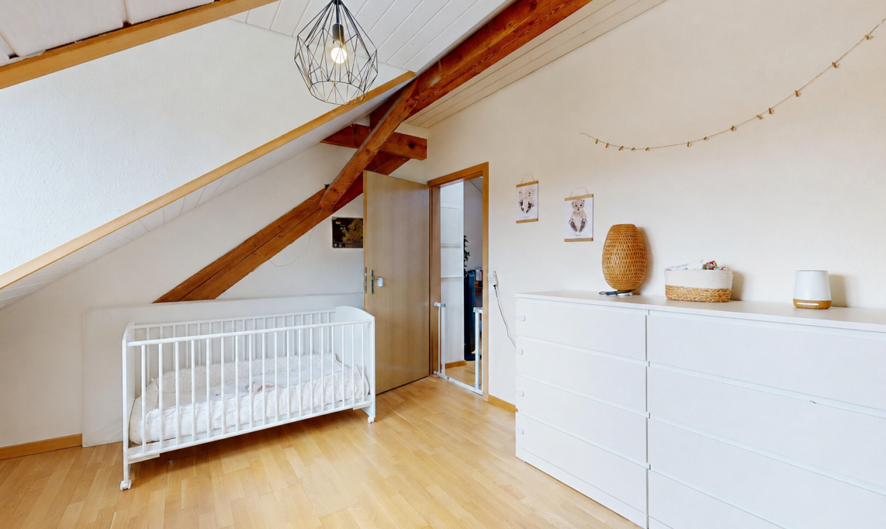 zimmer / schlafzimmer mit holzfußboden, wood finish floor, inside property, dachschräge, und vaulted ceiling
