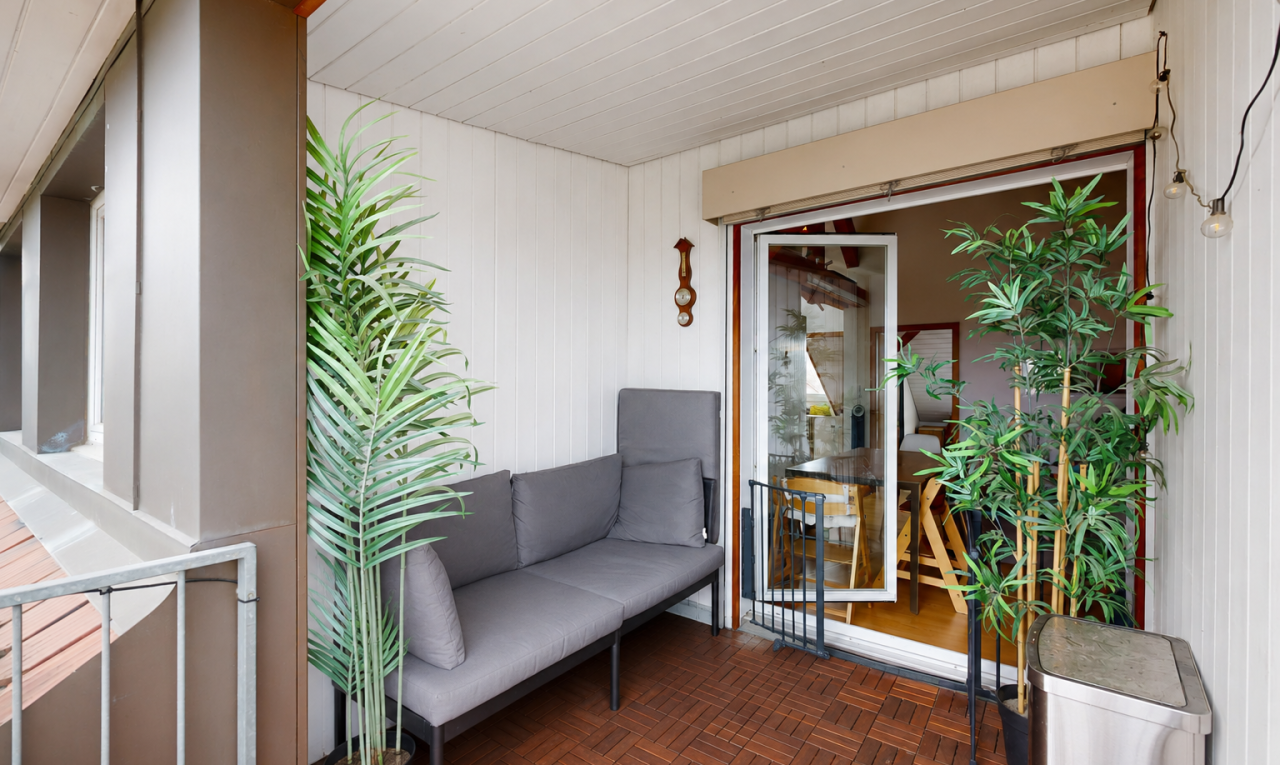 wohnzimmer mit parquet floor, holzfußboden, wood finish floor, property visible, und dark floor