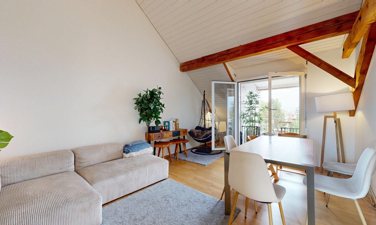 wohn- / esszimmer mit natürliches licht, natural light, holzfußboden, wood finish floor, und gipskartonwand