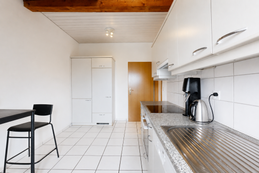 küche mit weiße schränke, white cabinets, küchenrückwand beim herd, küchenrückwand beim Herd, und light countertops