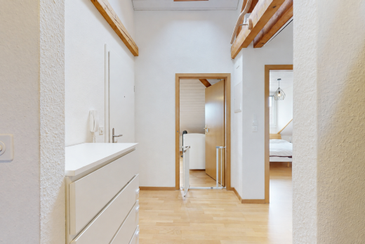 halle / korridor mit holzfußboden, wood finish floor, light floor, strukturierte wand, und textured wall