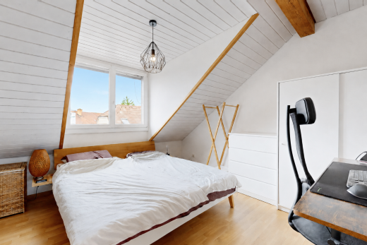 zimmer / schlafzimmer mit day time, holzdecke, wood ceiling, holzfußboden, und wood finish floor