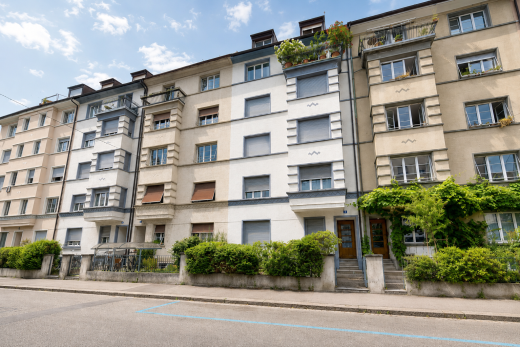 außenansicht mit day time, apartment complex view, blick auf wohnanlage, und from community