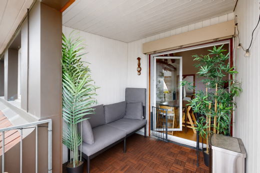 wohnzimmer mit parquet floor, holzfußboden, wood finish floor, property visible, und dark floor