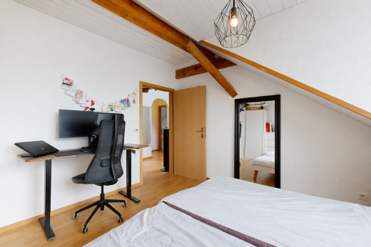 zimmer / schlafzimmer mit light floor, holzfußboden, wood finish floor, gipskartonwand, und drywall